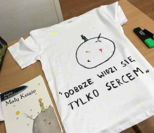 Autorskie kolekcje koszulek z „Małym Księciem” – projekt klas 6